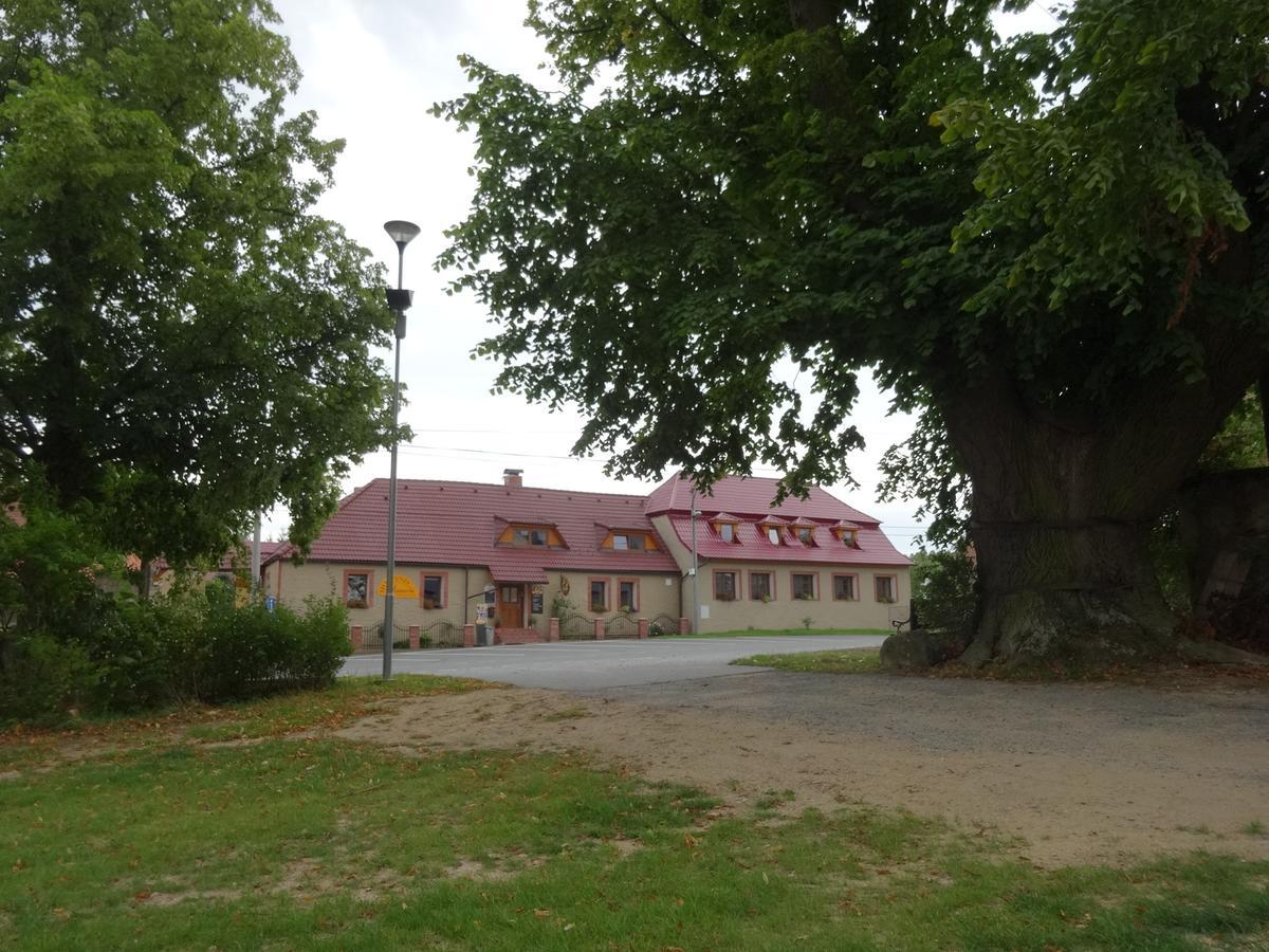Hostinec U Janatu S Ubytovanim Cestin Exteriör bild
