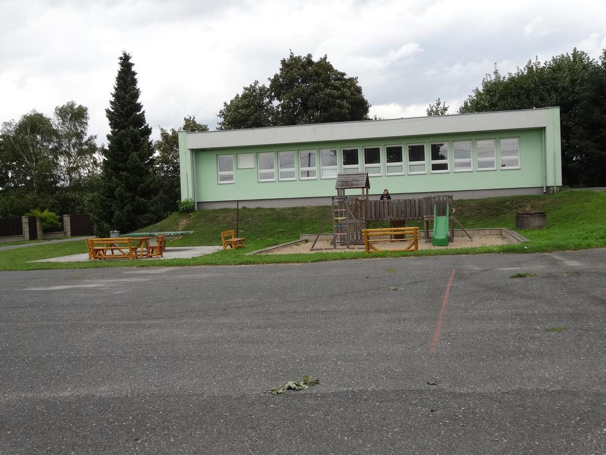Hostinec U Janatu S Ubytovanim Cestin Exteriör bild