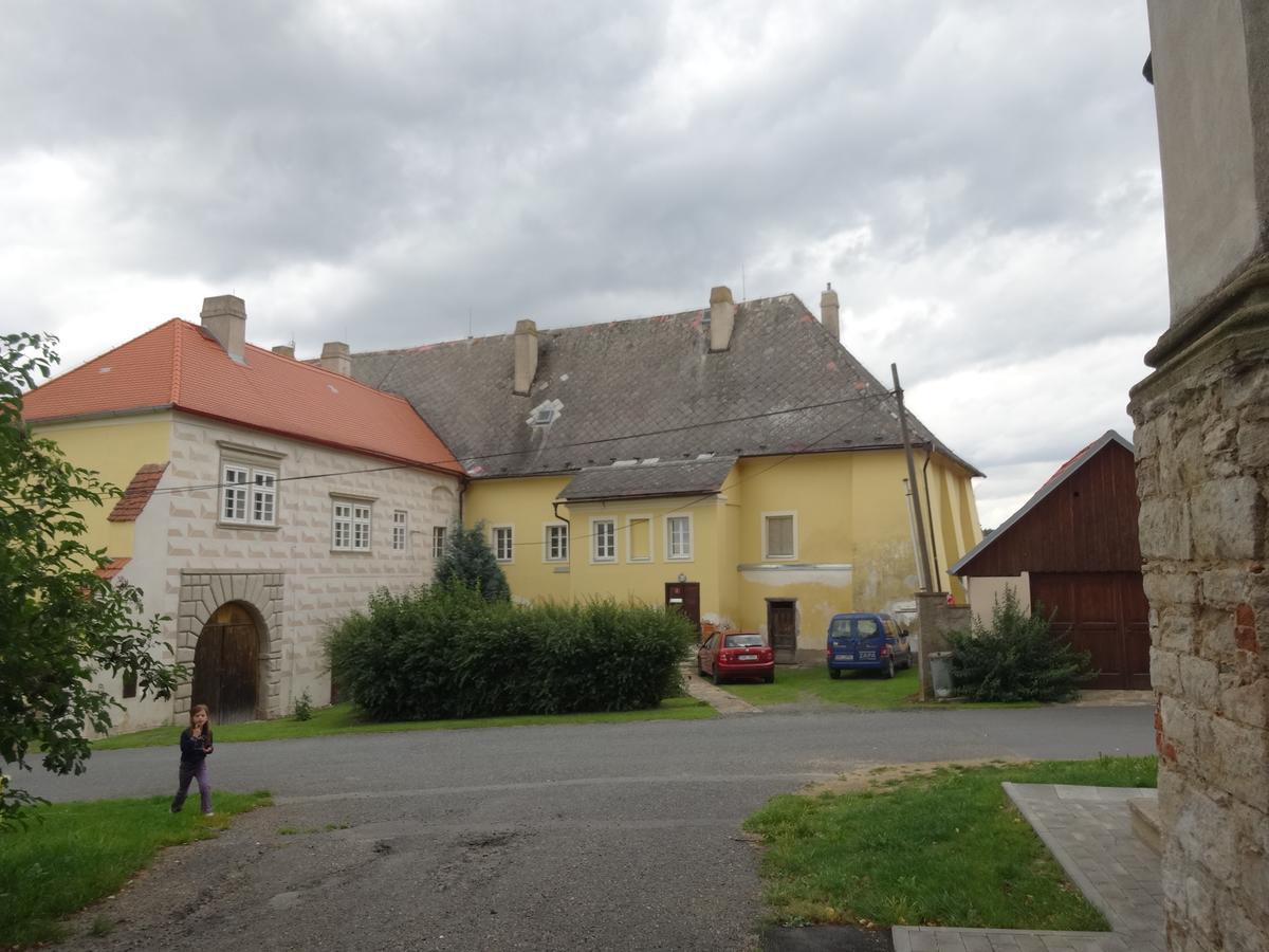 Hostinec U Janatu S Ubytovanim Cestin Exteriör bild