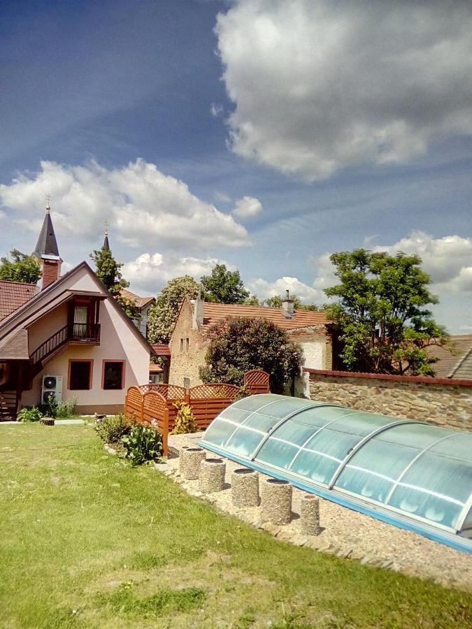 Hostinec U Janatu S Ubytovanim Cestin Exteriör bild