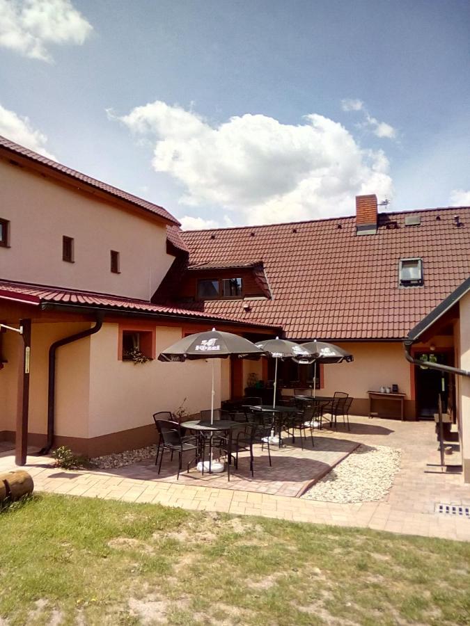 Hostinec U Janatu S Ubytovanim Cestin Exteriör bild